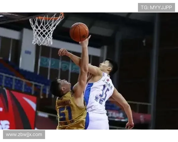 中职篮勒断球反击配合朱松玮快攻接球暴扣瞬间震撼观众